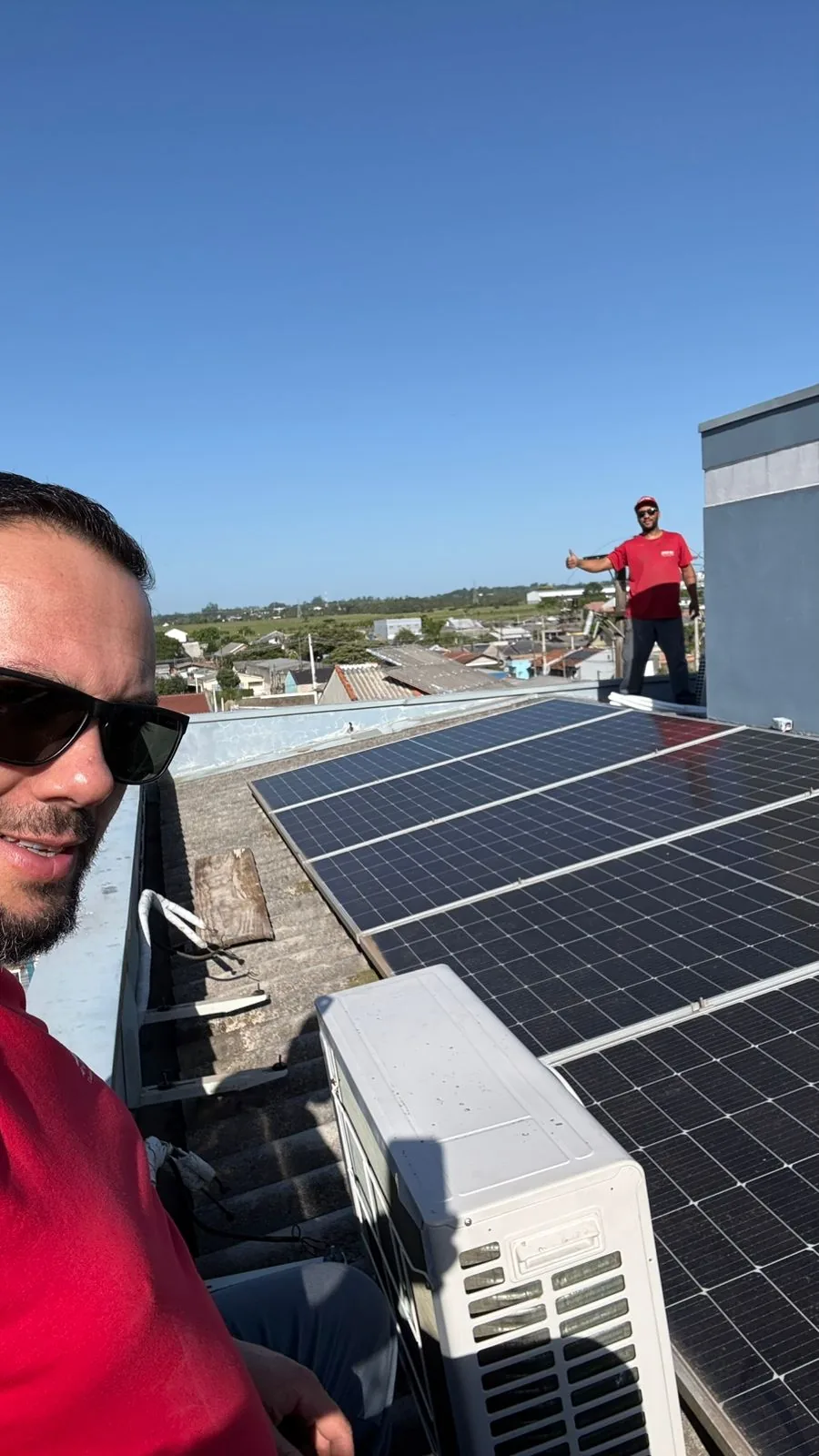 Equipe Split Tec trabalhando em sistema de climatização no alto de um edifício