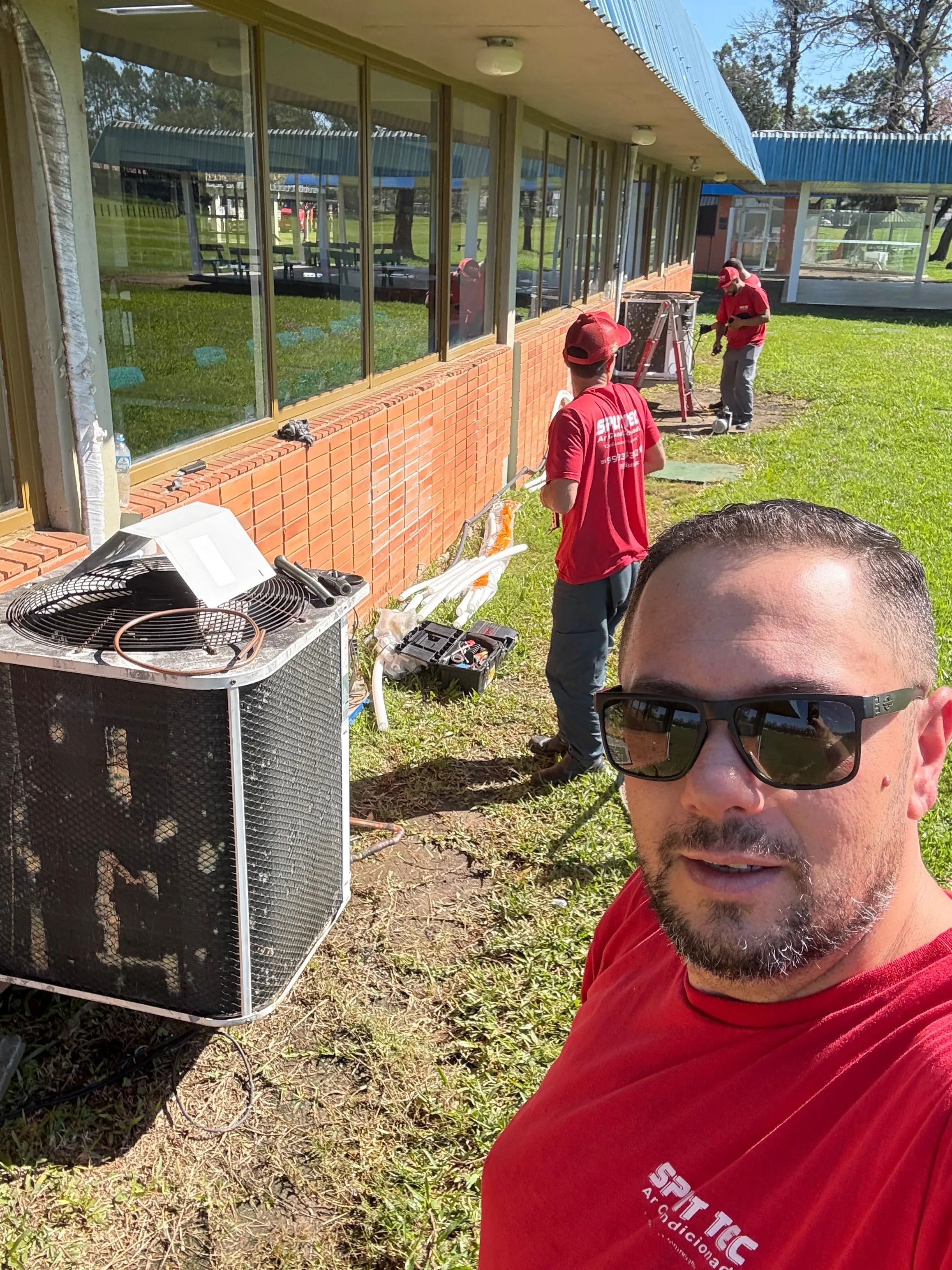 Equipe Split Tec reunida durante atendimento externo