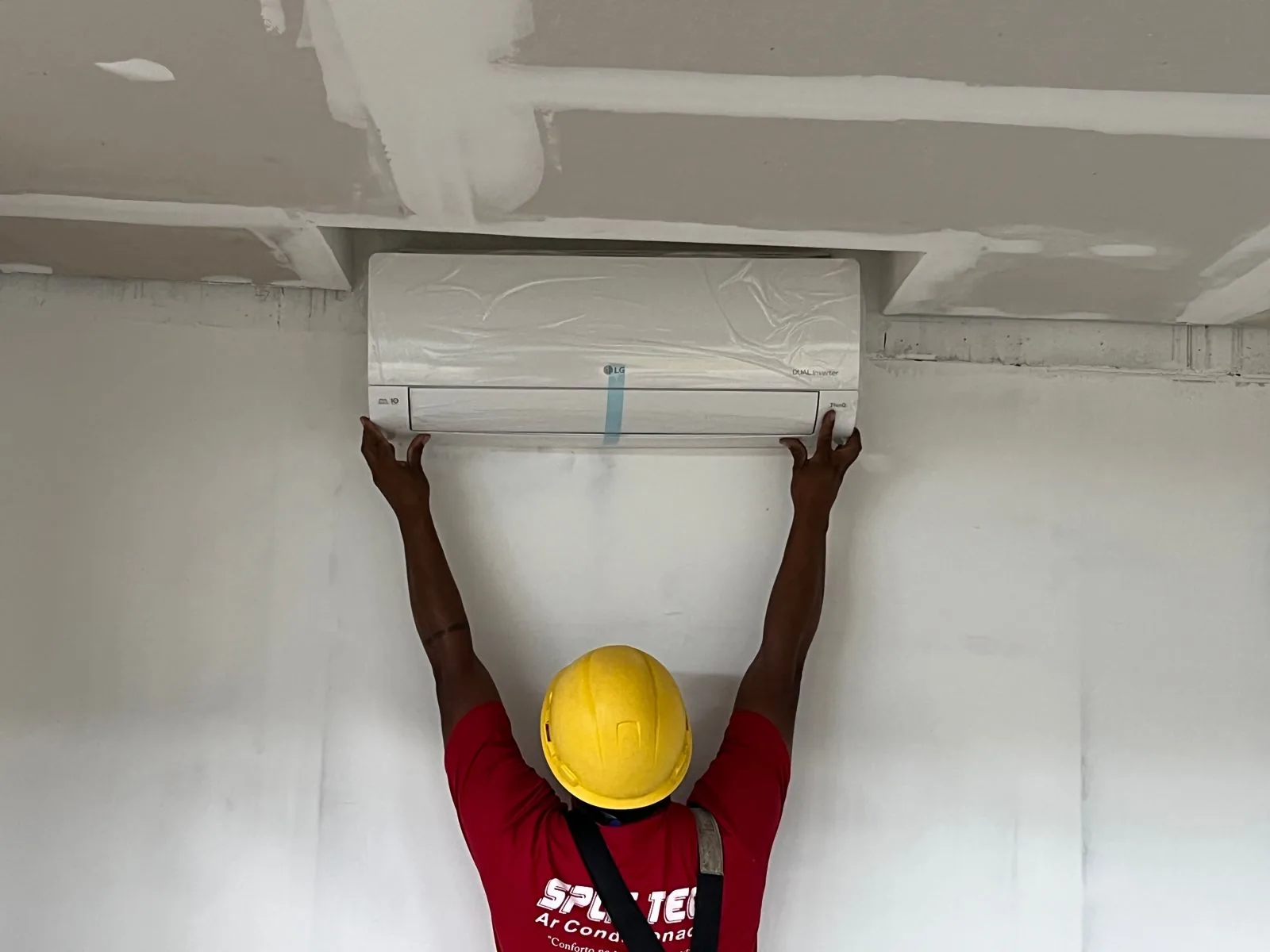 Profissional da Split Tec instalando uma unidade interna de ar-condicionado